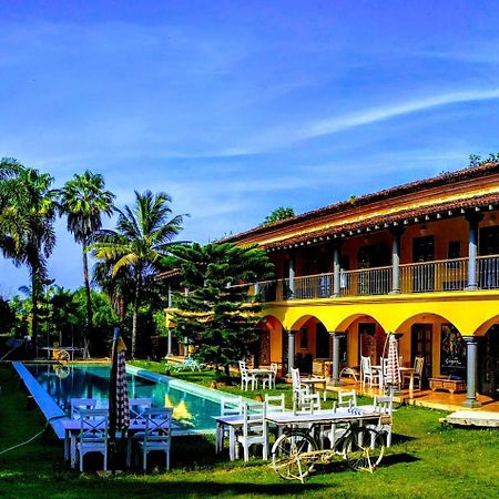 Sur La Mer Hotel Morjim Exterior photo